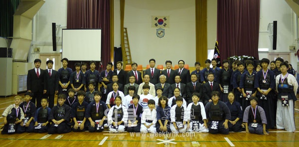 ▲ 2012 홍콩한인회장배 검도대회에 참가한 선수 및 내빈들이 기념 사진을 촬영하고 있다. <사진=재홍콩대한검도회 >