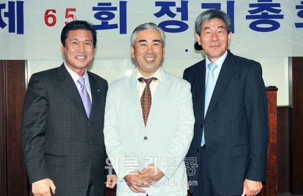 신임 한인체육회장으로 선출된 우종필씨(중간)이 전 문명곤 회장(왼쪽)과 김구환 회장(오른쪽)과 함께 기념사진을 촬영하고 있다.