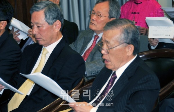 회의에 참석한 한인회 고문(전 한인회장)들이 예결산 안을 살펴보며 질의를 하고 있다.