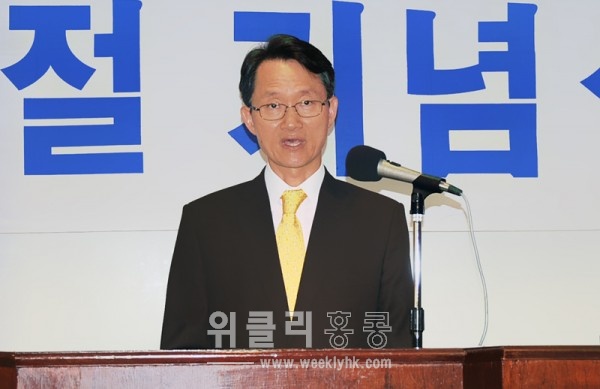 박근혜 대통열의 3.1절 축사를 대독하고 있는 조용천 주홍콩총영사