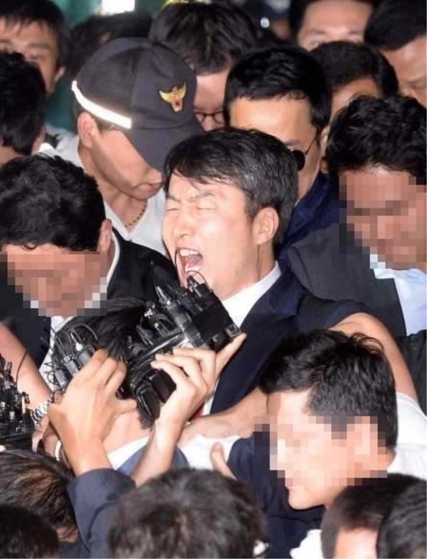 “5일 현직 국회의원으로는 헌정사상 처음 내란음모·선동 및 국가보안법상 반국가단체 찬양 등의 혐의로 구속된 이석기 통합진보당 의원이 구치소로 가는 차에 오르길 거부하며 극렬히 저항하고 있다.