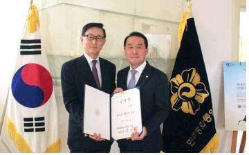 <김광동 총영사(왼쪽)로부터 임명장을 전수받고 있는 이갑수 자문위원. >