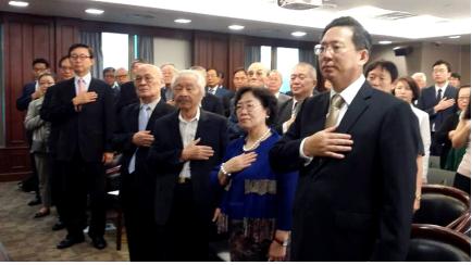 <홍콩 한인단체 및 기관장, 교민 등 100여 명이 70주년 광복절 기념식에 참석해 국기에 대한 경례를 하고 있다. >