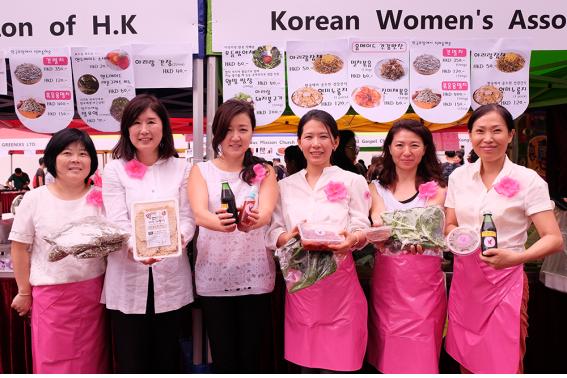 <한국에서 건너온 물 좋은 식료품을 선보이고 있는 홍콩한인여성회 부스와 임원들 > 