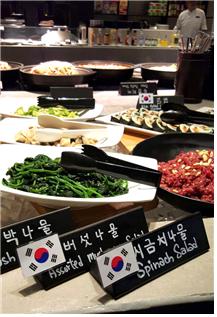 입맛 돋우는 각종 나물과 육회, 김밥