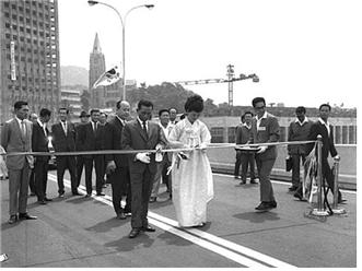 <1970년 5월 29일 진행된 서울역고가도로 준공식에 참석한 박정희 전 대통령 내외. > 