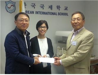 JSO Tex & Company Ltd.의 오충선 사장(왼쪽)이 5일, 부인 함영실씨(중간)와 함께 학교를 방문해 박병원 학교발전기금모금위원장에게 장학금 6만 홍콩달러를 쾌척했다.