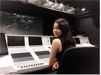 <영화 ‘귀향’의 상영에 앞서 사전 점검을 하고 있는 시티대 신재경 양 >