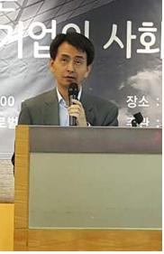 <CSR 우수사례를 발표하고 있는 우리은행 홍콩지점 길준행 부지점장(왼쪽)과 KOTRA 홍콩무역관 최태식 관장(오른쪽) > 