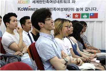 코윈 주최, 차세대 멘토링 세미나에 참석한 한인 대학생과 강사