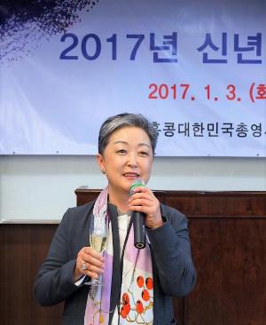 ▲ 2017년 주홍콩총영사관 주최 신년하례회에서 건배제의를 하고 있는 장은명 홍콩한인회장.