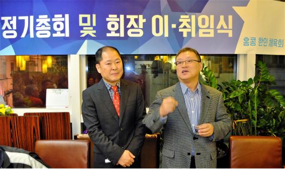 <윤봉희 신임 상공회장은, 새로운 변화로 새로운 기회를 만들어 가는 홍콩한인체육회가 되라는 당부와 함께 건배를 제의했다. >