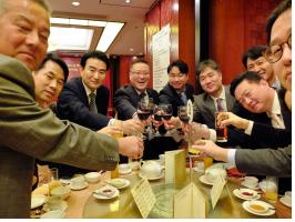 상공회의 화합과 발전을 위해 노력할 것을 약속하며 건배하는 상공회 임원진.