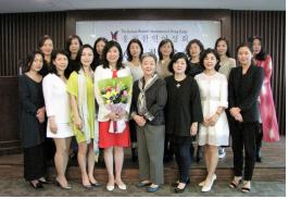 홍콩한인여성회 임원 및 회원들이 총회를 마치고 기념사진을 촬영하고 있다.