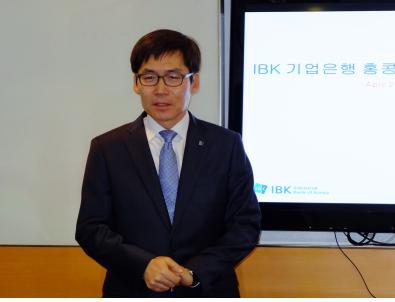 ▲ IBK기업은행 김형일 지점장이 은행 소개를 하고 있다.