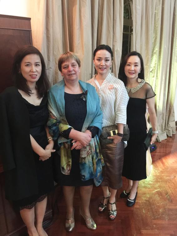 <주홍콩네덜란드 총영사(왼쪽에서 두 번째)와 홍콩한인여성회 임원들 >