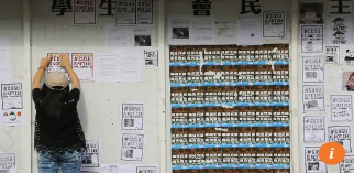 홍콩중문대학 학생이 대자보를 붙이고 있다 사진=SCMP
