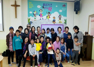 바자회 수혜 아동들과 기념 촬영하는 글로벌 어린이재단 아시아. 홍콩지역 임원들