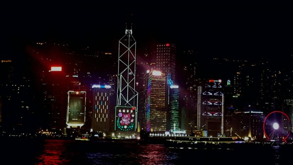 홍콩섬 쪽의 야경. 은은하고 조용하며 정갈하다. 사진의 빌딩은 중국은행(中國銀行, Bank Of China)타워이다.