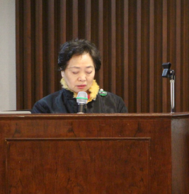축사를 전하고 있는 김옥희 고문