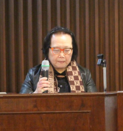 코윈회원의 다짐을 선창하고 있는 송영란 고문