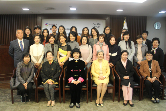 제6회 코윈홍콩지부 정기총회를 마친 후 기념촬영하고 있다.