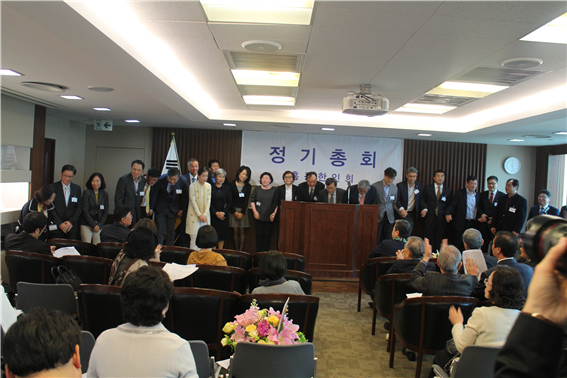 제 50대 홍콩한인회 임원들이 회원들에게 인사하고 있다.