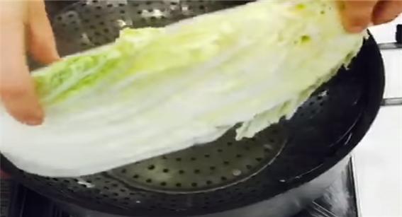 △ 찜기통에 배추를 넣는다.