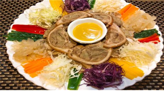 △ 냉채족발 : 여름철 보양식. 신선하고 아삭한 색깔별 야채들과 어울린 겨자소스의 매콤한 맛이다. 쫀득한 돼지고기의 식감이 입안 가득 묵직함으로 영양이 뚝뚝 떨어지는 듯하다.