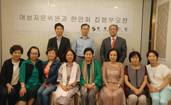  (사진 아래 왼쪽부터 )김혜영, 송영란, 김옥희, 방혜자, 이명희, 정도경, 이정규, 김가해 자문위원