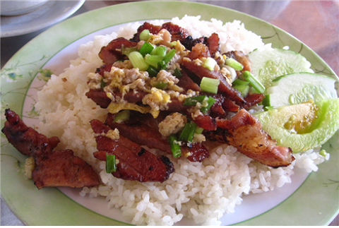 구운 돼지고기 덮밥(Bai sach chrouk: Pork and rice)