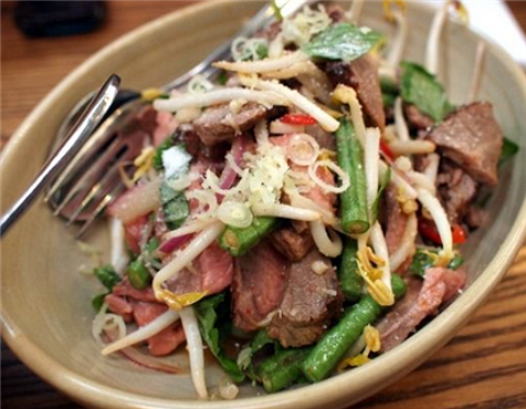 크메르 쇠고리 샐러드(Lap Khmer: Lime-marinated Khmer beef salad)