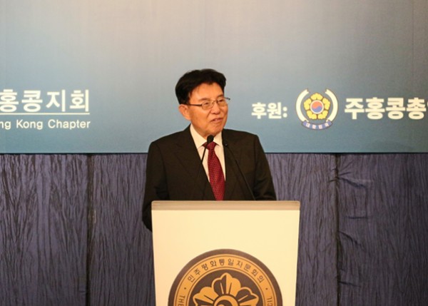 김덕룡 수석부의장이 한반도 정세에 대하여 강연을 펼치고 있다.