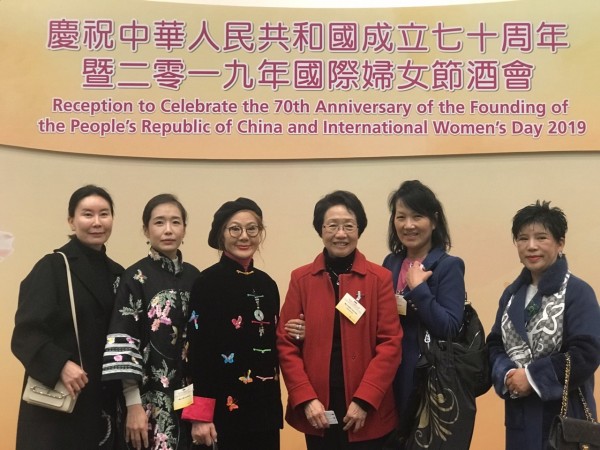 ▲ Chan Yuen-Han홍콩 여성위원회 위원장(왼쪽에서 세번째)와 코윈홍콩지부 임원진