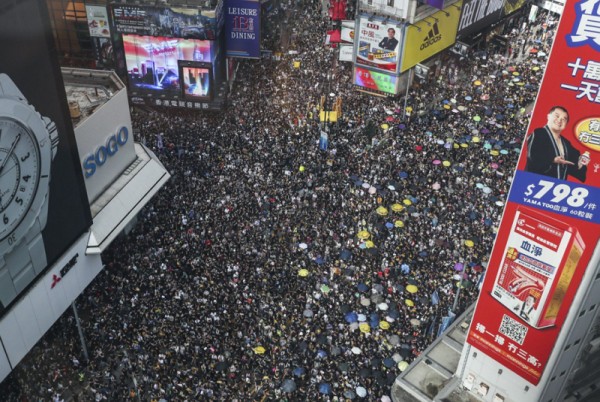 ▲ 지난 7 월 21 일, 코즈웨이 베이 (Causeway Bay) 소고백화점 주변에 시위자들이 몰려있다. (사진=scmp)