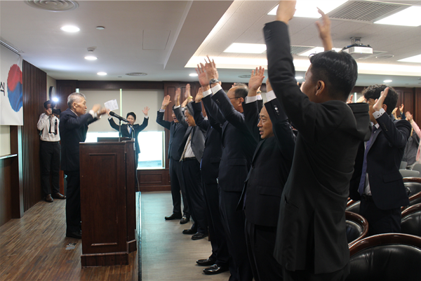 ▲ 홍콩한인회 이순정 고문의 선창으로 ‘다함께 만세삼창’이 총영사관 내에 울려 퍼졌다.