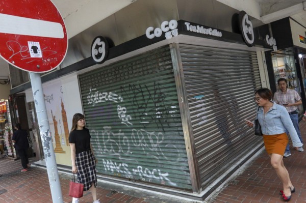 ▲ 사회불안이 홍콩경제를 하락으로 이끌고 있다. 주요 시위 지역인 완차이 지역의 식당들은 매출감소로 피해를 입고 있다. (사진=scmp)