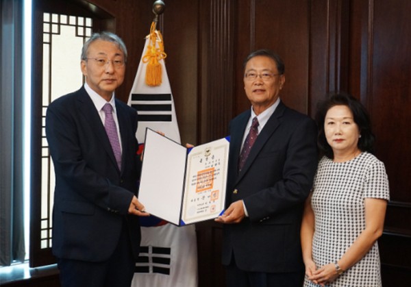 ▲ 김원진 총영사(사진왼쪽), 석류상을 이병욱 고문(가운데)에게 증서전수를 하고 있다.