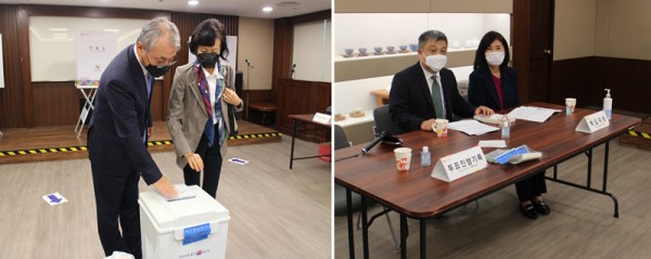 ▲ 김원진 총영사 내외가 투표함에 투표용지를 넣고 있다    ▲ 홍콩재외선거위원회 임미정 책임위원과 신성철 선거위원