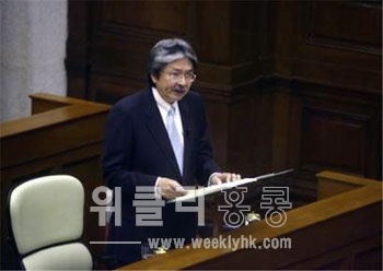 ▲ 지난 2월 23일 존 창 재정사장은 홍콩 입법회에 출석해 2011/12년도 예산안을 발표했지만 각 정당과 시민들의 비판 여론이 거세다.