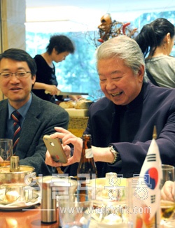 ▲ 휴대폰 카메라에 신선로의 모습을 담고있는 식신(食神) 추이람