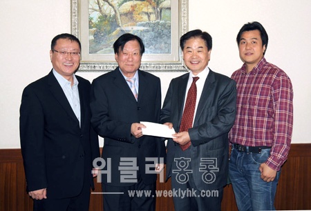 ▲ 진로홍콩대리점(부산식품) 김영석대표가 신홍우 한인상공회장에게 상공회관 건립기금(5만 홍콩달러 약정서)을 전달하고 있다. 사진 왼쪽부터 윤봉희 사무총장, 김영석 대표, 신홍우 회장, 김태영 부산식품 사장