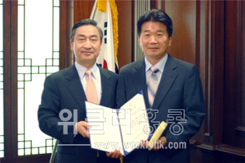 ▲ T&M WORLD Ltd 조관진 대표(오른쪽)가 전옥현 총영사(왼쪽)로부터 지식경제부장관 표창을 전수받고 있다