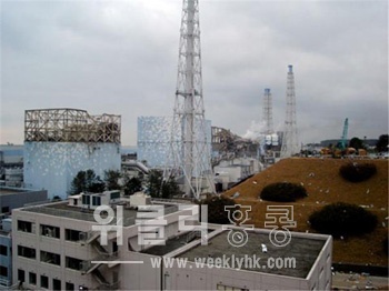 ▲ 화염과 함께 방사성 물질을 방출하고 있는 일본 후쿠시마 제1원전 원자로 4호기의 모습.