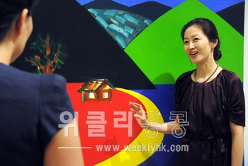 ▲ 신화갤러리 신성원 관장이 관객에게 단종애사를 그린 작품 
