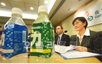 ▲ 홍콩 식품안전센터는 대만 식품에 대한 1차 화학실험결과 9개의 음료 샘플 중 6개 샘플에서 발암물질인 DEHP가 발견됐다고 발표했다.  식품환경서는 2개 음료 (사진)에 대해 수입과 판매를 금지하는 조치를 취했다.  <사진 출처 : 문회보(文匯報) >