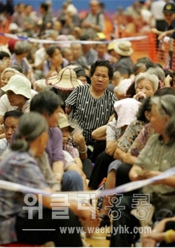 ▲ 평안미 순서를 기다리는 노인들