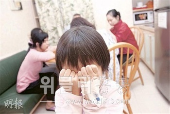 ▲ 홍콩에서 태어난 본토 아동인 샤오홍(小紅, 가명)은 백혈병 진단을 받고 웨일스 병원의 소아암센터에서 치료를 받고 있다.  마오 씨(붉은 옷)와 홍 씨(왼쪽)는 암환자인 자녀를 돌보기 위해 병원에 머무르면서 숙식을 