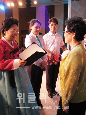 ▲ 여성가족부 장관으로부터