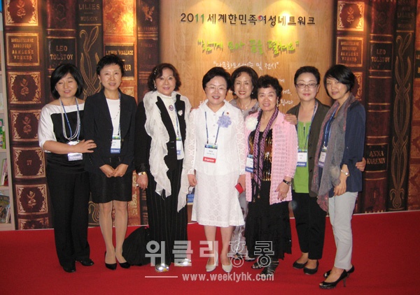 ▲ 백희영 여성가족부 장관과 함께 기념 사진을 찍고 있는 홍콩 참가자들. 왼쪽부터 강정희 코윈홍콩 부회장, 김미리 홍콩한인여성회장, 코윈홍콩 사빈 회원, 백희영 장관, 정도경 코윈홍콩 회원, 김옥희 코윈홍콩지회장, 장은명 홍콩한인여성회 고문, 유주현 홍콩한인여성회 부회장